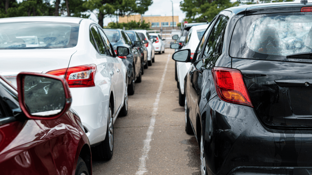 Fila de vehículos estacionados en un aparcamiento, representando el aumento de desplazamientos y tráfico durante la Operación Verano.