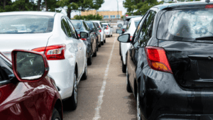 Fila de vehículos estacionados en un aparcamiento, representando el aumento de desplazamientos y tráfico durante la Operación Verano.